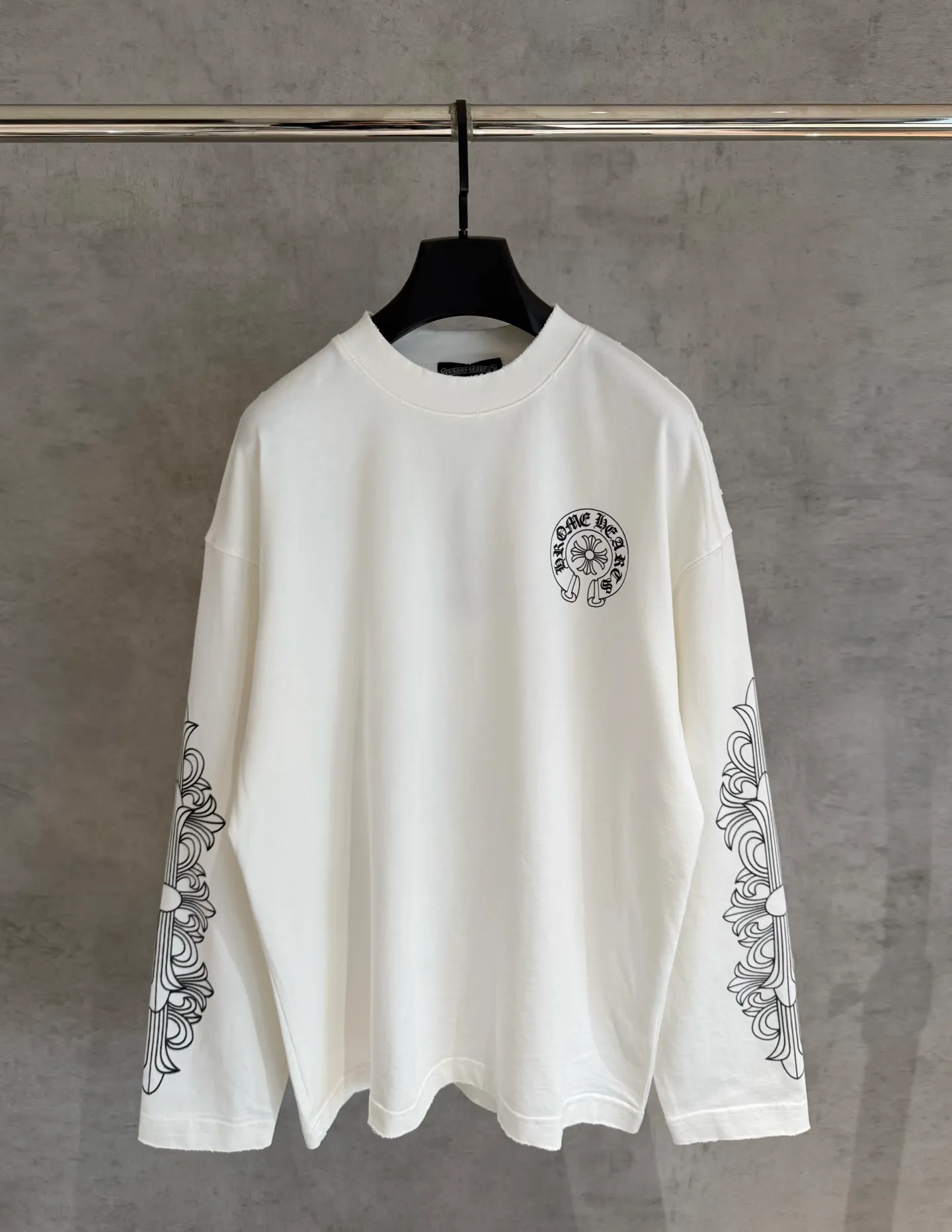 🅿️330 [Strict quality control] CH Crow Heart's new long-sleeved sweatshirt T-shirt. Heavy 340g double yarn fabric. Four flower positions on the front, back and left. Wash the whole garment twice. The four sides are frayed and torn. Heavy fabric. The neckline is made of icy Salona. Loose fit. Deep, wide and stylish. No deformation or shrinkage. Black and white color. Size: M-2xl